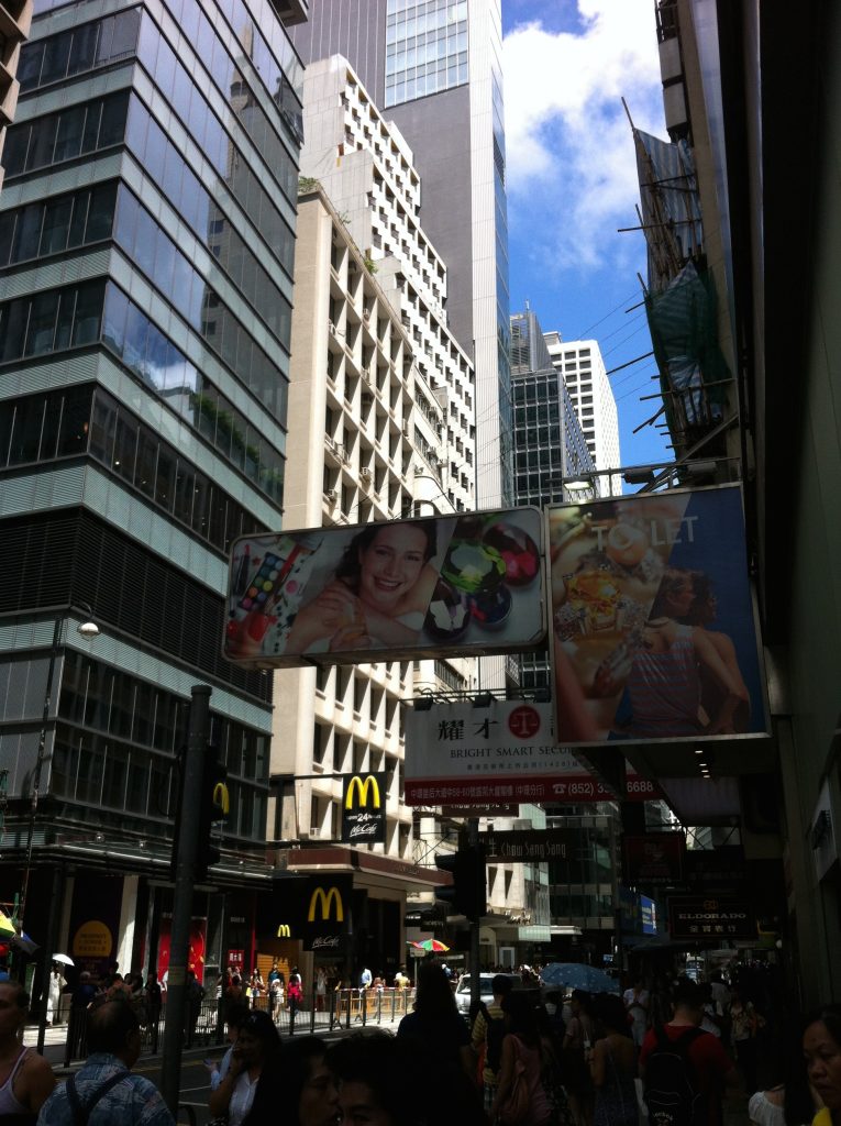 Publicités dans un quartier de Hong Kong, Central pour Lumières de la ville, site de l'urbain et de l'humain