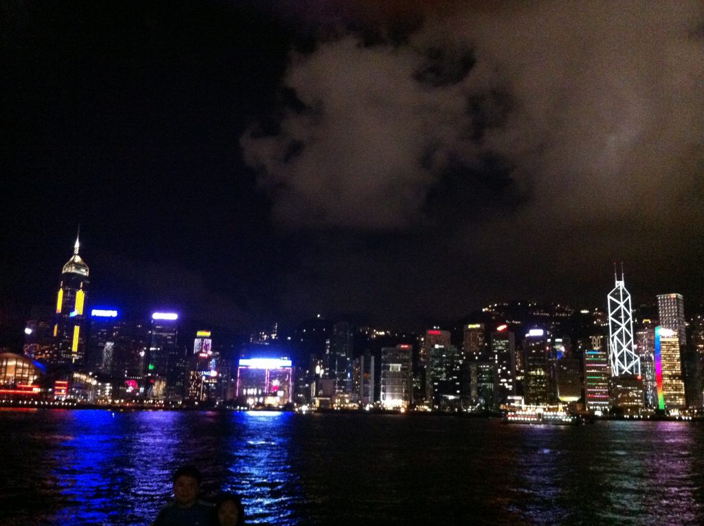 La skyline de Hong Kong depuis Kowloon pour Lumières de la ville, site de l'urbain et de l'humain