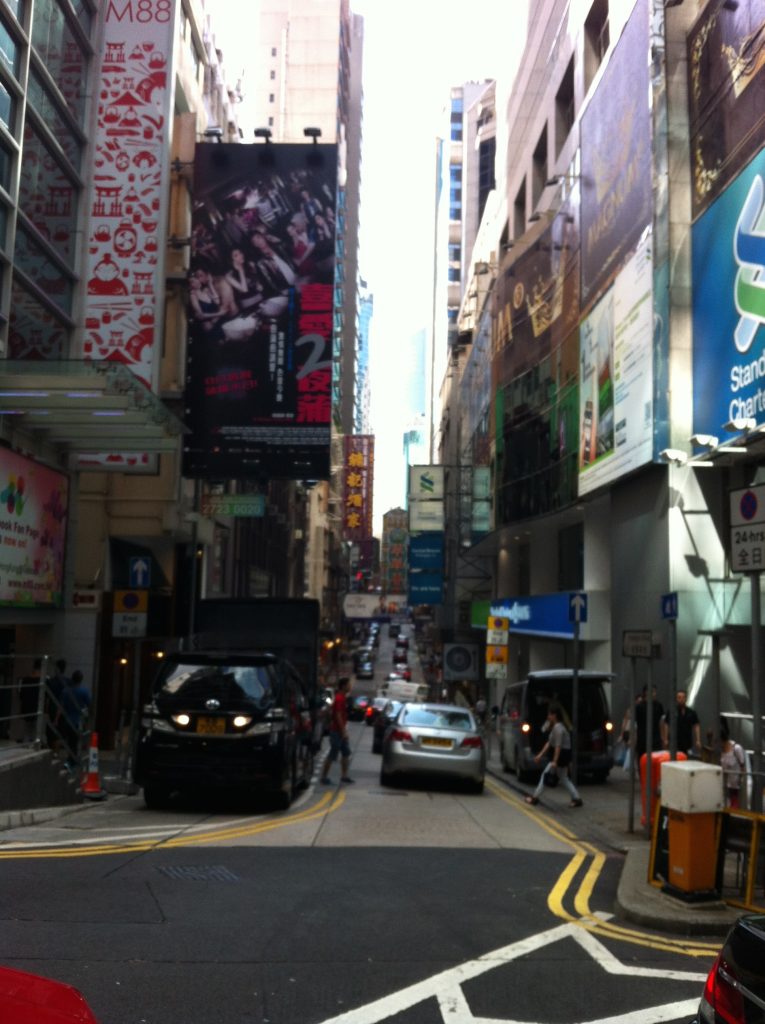 Publicités dans les rues de Kowloon, Hong Kong depuis Kowloon pour Lumières de la ville, site de l'urbain et de l'humain