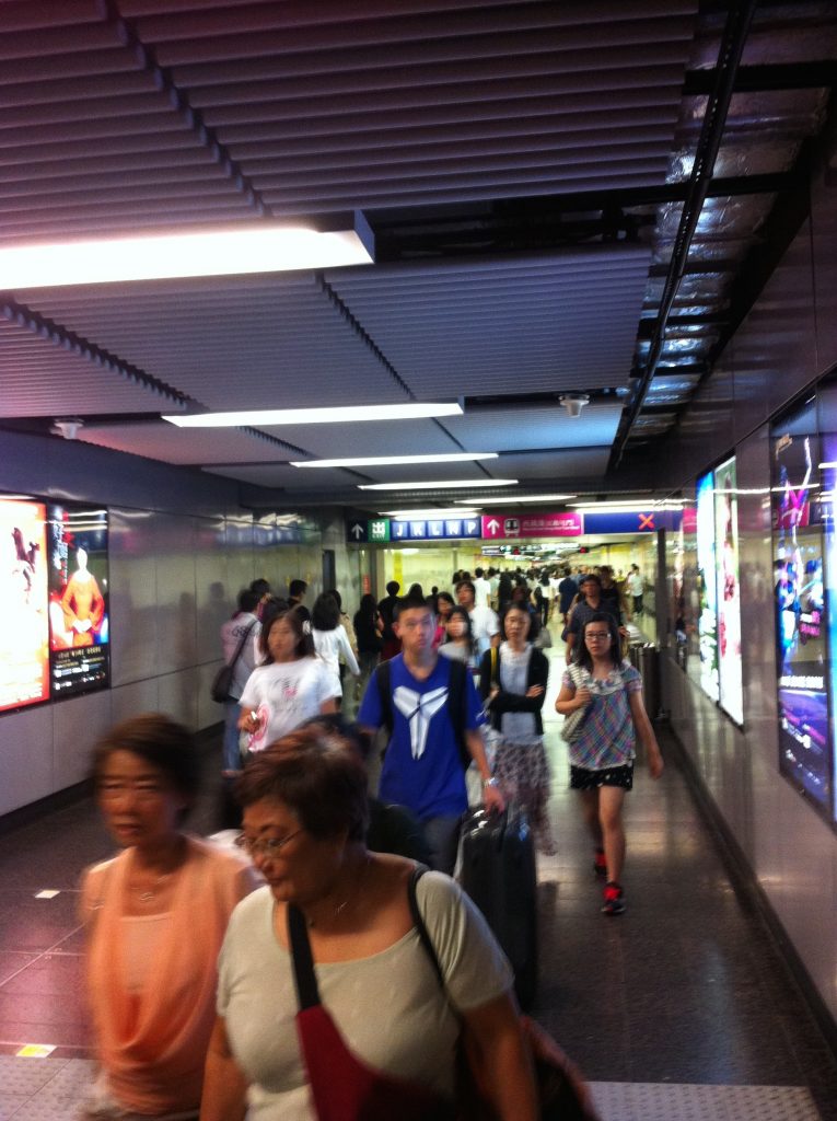 Le métro de Hong Kong pour Lumières de la ville, site de l'urbain et de l'humain