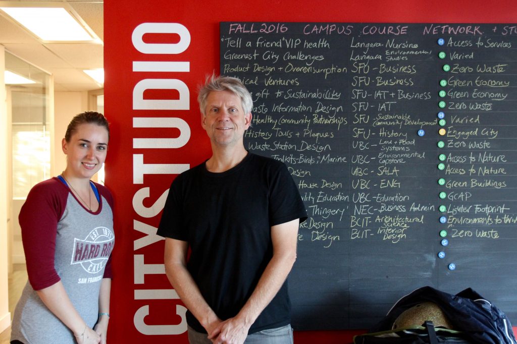Duane Elverum - co-fondateur du CityStudio Vancouver - et une étudiante du CityStudio
