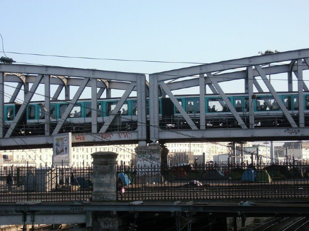 Un camp de réfugiés sur le Pont de la Chapelle à Paris © Jeanne Menjoulet